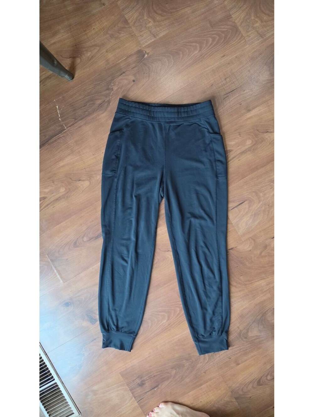 Fabletics Women’s Black High-Waisted Activewear Joggers with Pockets, Med, 227